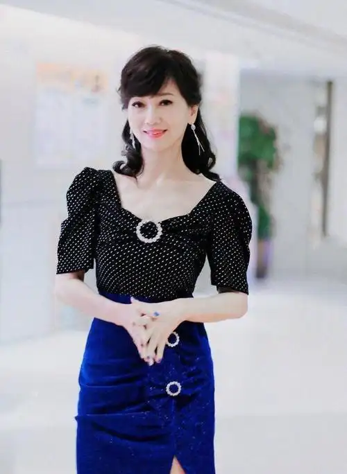 女人过了50岁,穿裙子更显优雅!看赵雅芝如何演绎,美得不俗
