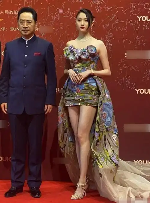 飞天奖女明星造型关晓彤穿仙女裙王鸥的红裙礼服像婚纱