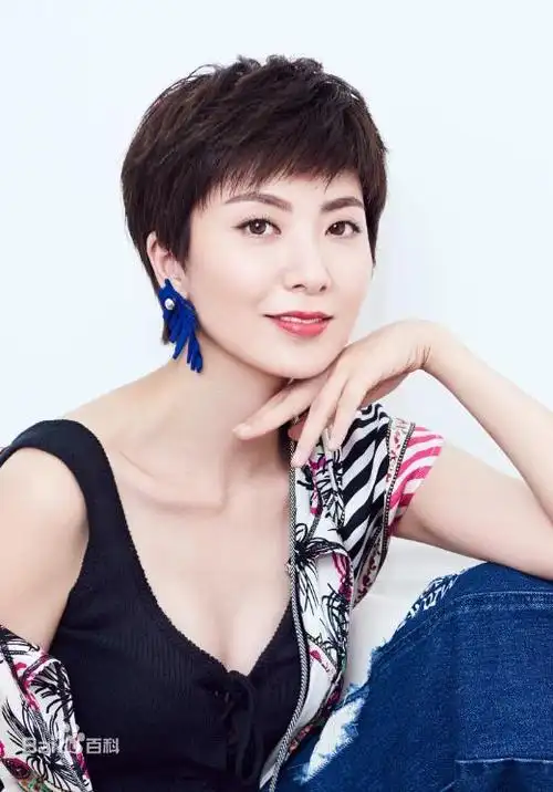 美女主持人紫檀的充满魅力的近身照