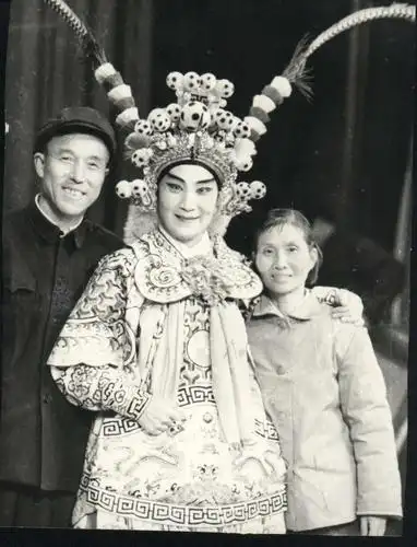 京剧艺术家关肃霜是她同门师姐,有很深的交往,互相尊重,共探技艺.