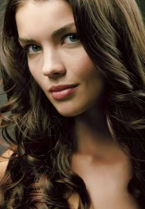 南非终极诱惑天使,身材火辣美丽的娜塔莎·巴纳德_杂志_动物_国际