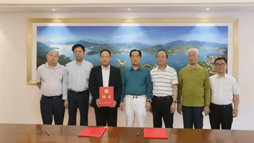 今天上午 南安市美林街道爱心乡贤 宏发建设有限公司董事长杨进跃 向