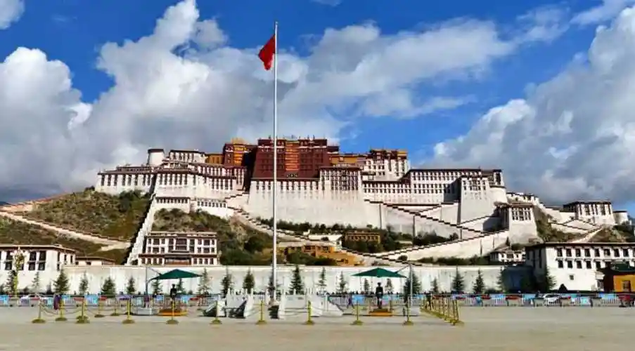 布达拉宫面朝哪个方位啊?