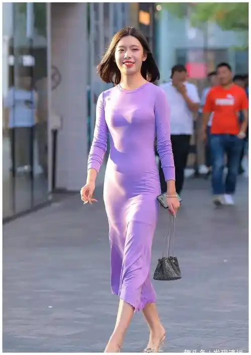原创如何穿搭才显成熟紫色连衣裙搭配水晶高跟鞋尽显知性优雅气质