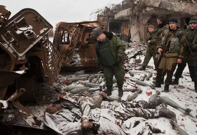 500公斤炮弹从天而降,乌克兰据点被炸飞,大批士兵阵亡