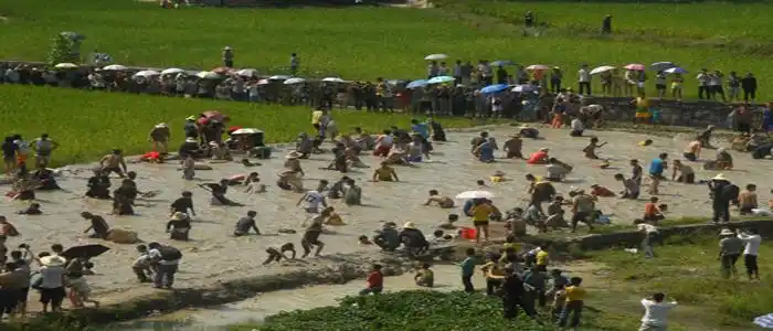 贵州东南部一带的侗族青年男女,芒种前后都要举办打泥巴仗节.