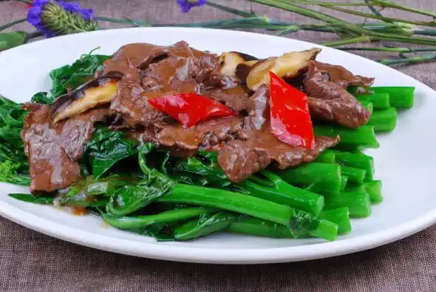 p>芥兰牛肉是一道以牛五花肉为主要原材料的传统的菜,属于粤菜系.