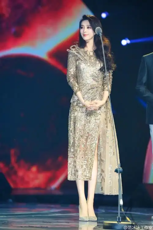 范冰冰穿金色礼服气场全开美腿又直又细8