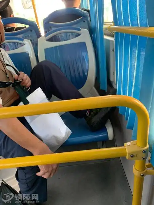 不文明乘车应该怎样治理?今天在12路上看到的一幕,真是让人恶心!