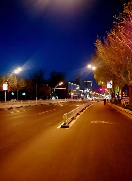 宁静夜晚街边走走