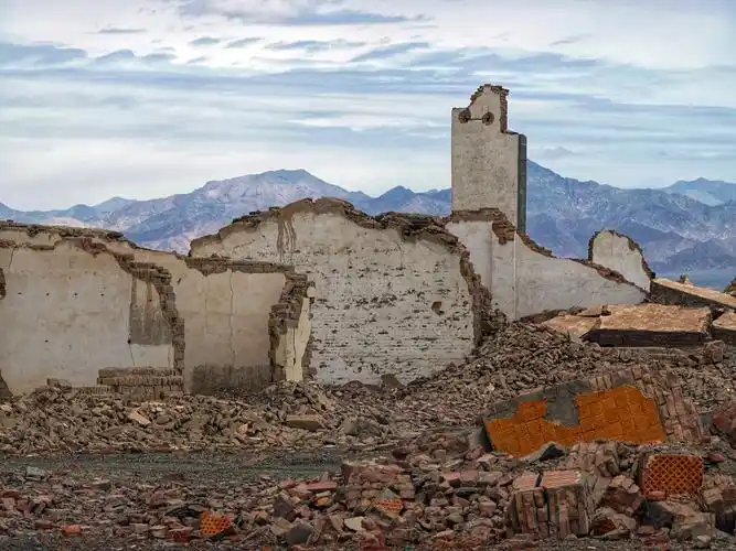 雪山戈壁中的废墟