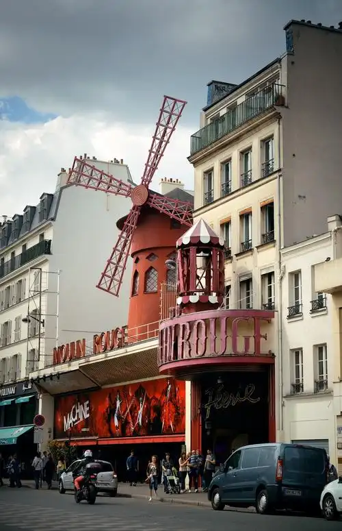 法国巴黎街头的红磨坊