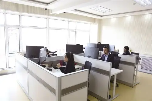 12122客服热线etc专席话务员正在接听客户咨询电话