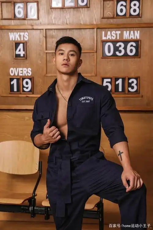 健身好兄弟穿上工装连衣裤,运动时尚,阳刚性感写真分享