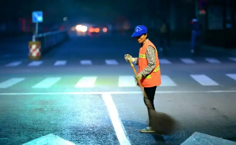 绽放在我们身边的黄玫瑰 聚焦一名普通环卫工人的一天