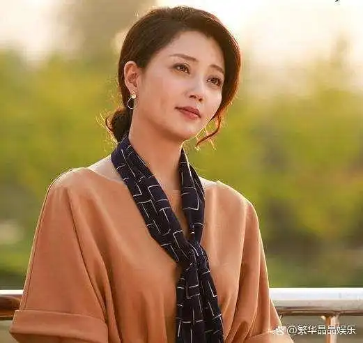 42岁殷桃晒素颜照,穿吊带秀出精致锁骨,一头卷发增添了几分韵味_网络