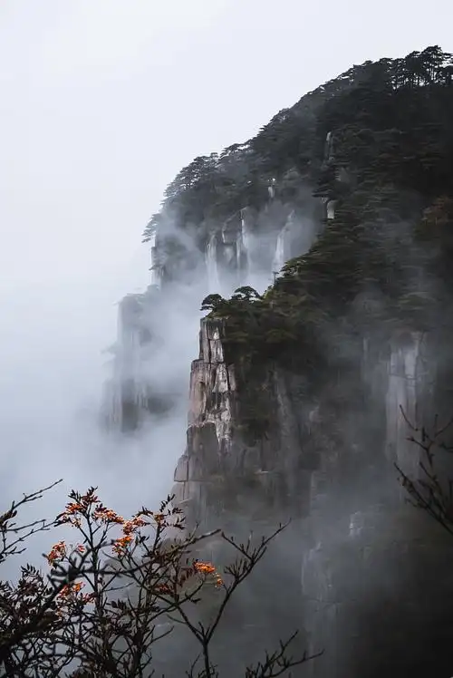 黄山一角云雾缭绕