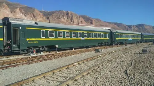 在国内,如何快速分辨一列铁路客运列车(机车和客车)是什么型号?