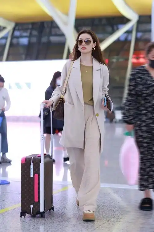 日婆的儿子快成她的街拍挂件了,"鸡腿姑娘"李沁这一等就是五年!