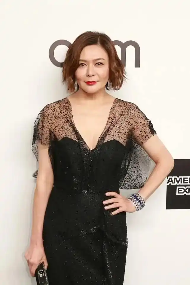 58岁关之琳晒近照魅惑眼神好撩人风情不减颜值一如当年