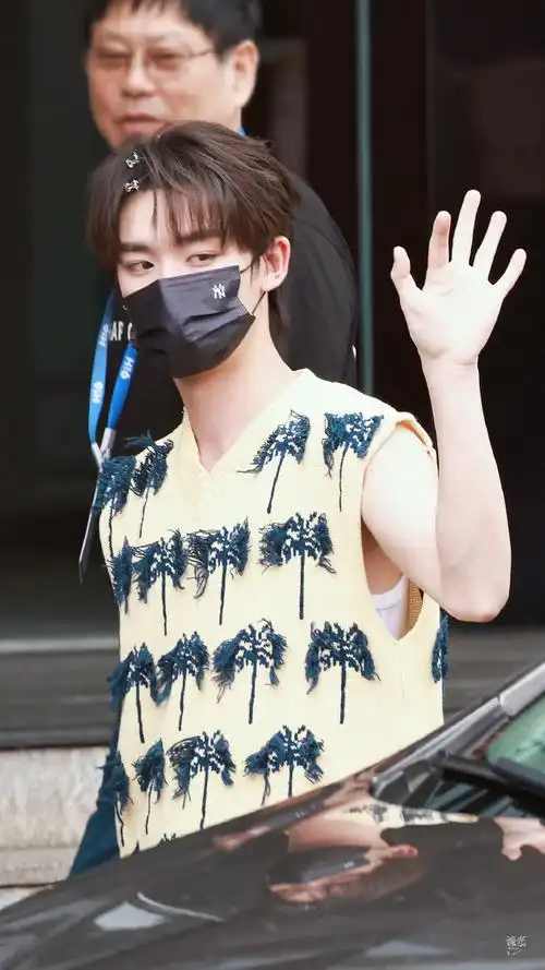 丁程鑫黄色马甲造型