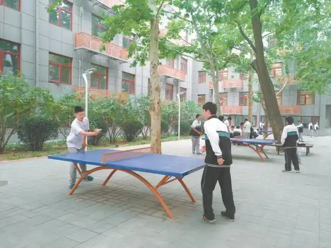 北京一六一中学的学生利用课间打乒乓球. 北京一六一中学 供图
