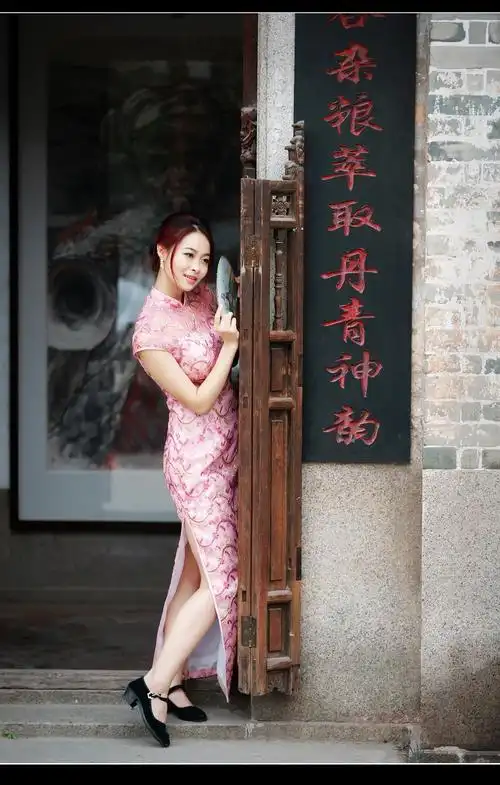 一组古村旗袍人像