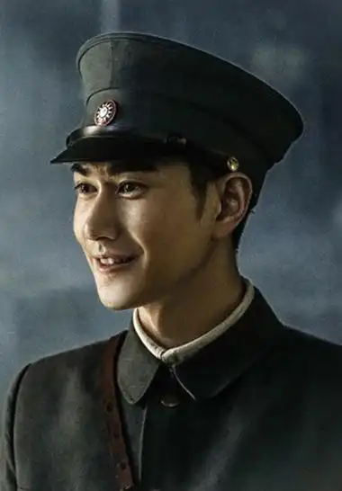 何明翰被称为"军装系美男",制服造型素来英气俊朗,深入人心.