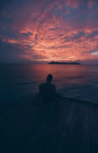 傍晚海边男人背影图片,高清图片