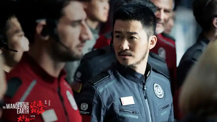 流浪地球剧照吴京目光深沉陷入思考壁纸