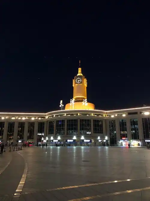天津火车站出站后就可以欣赏到世纪钟,津湾广场,海河两岸的夜景.