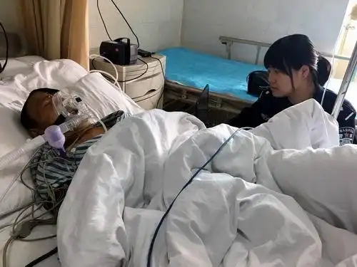 便民服务病床上的一张照片