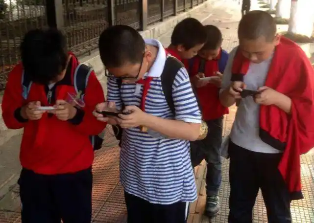 既然,孩子玩手机已经成为了一个趋势,完全不让玩是不可能,这时候就不