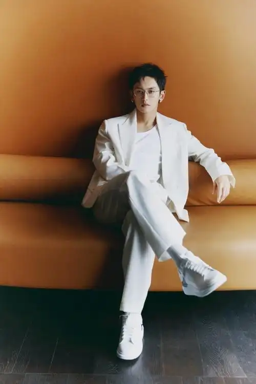 张哲瀚白色西装绅士有型帅气写真