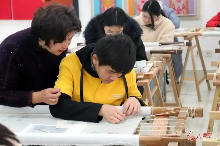 江苏苏州大学生学刺绣