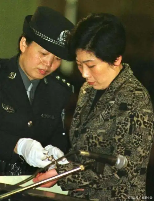 蒋艳萍和万江的风流韵事很快就传到了周立宏的耳朵里.