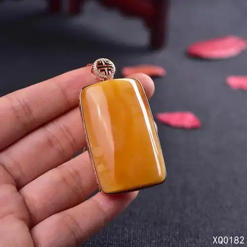 k金镶嵌蜜蜡无事牌克重1915g有证书编码xq0182