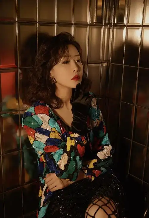 毛俊杰发布港风光影写真彩色亮片深v裙搭渔网袜摩登惊艳