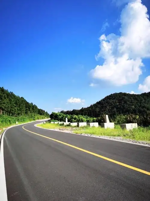 湖北山间的马路风景