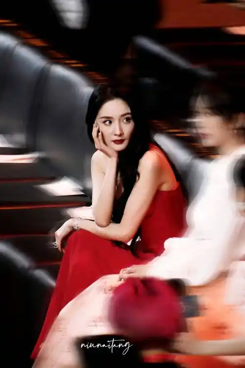 杨幂一袭红裙搭配波浪卷发妖娆又妩媚,举手投足间风情万种_红玫瑰