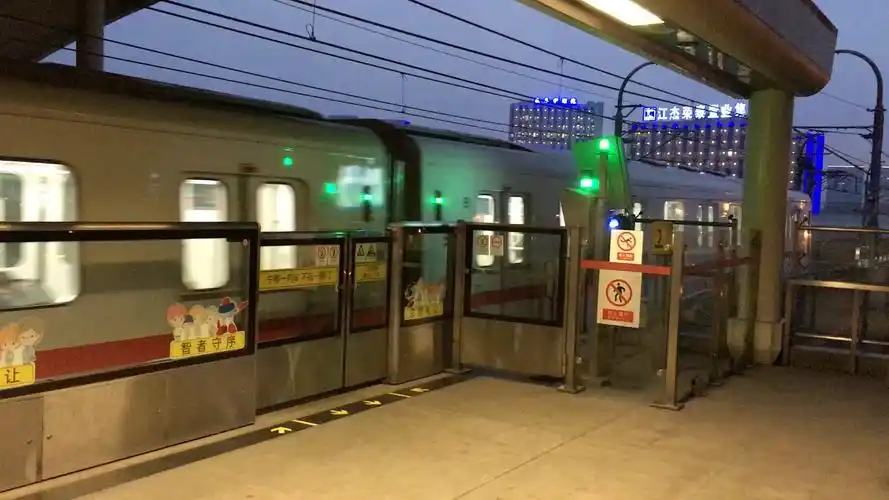 上海地铁1号线大修老八01021出宝安公路站