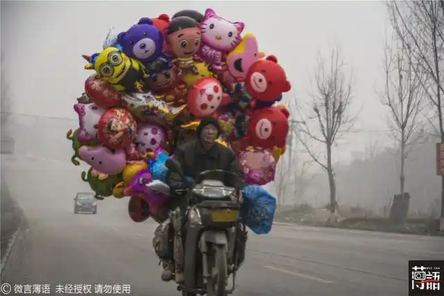 六旬老人每天骑车60公里卖气球 帮助儿子撑起整个家