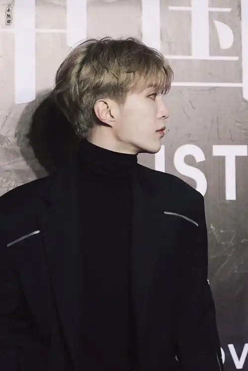 绝美精灵王子范丞丞拥有完美的下颌线和侧脸