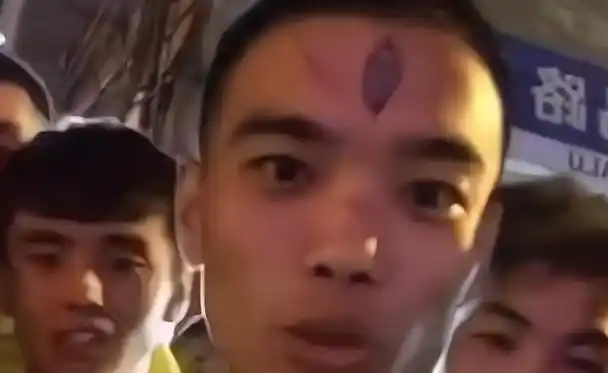 沈阳有一位和"快手仙洋"并称的大网红,名叫"三眼"(前额上纹着超级天眼