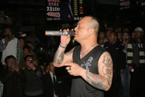 他13岁出来混15岁当大佬手下小弟有数千之多想不到古天乐竟帮他还过债