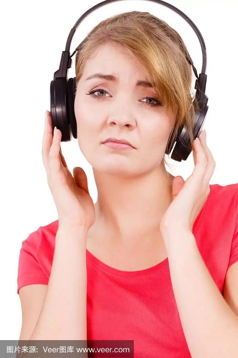 女人悲伤的女孩戴着大耳机听音乐