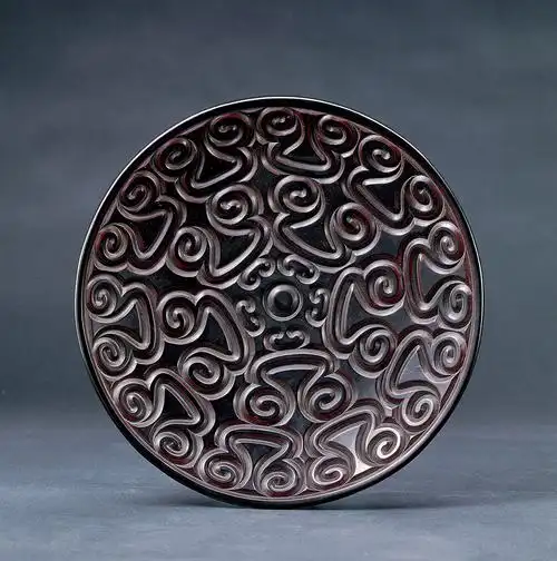 清 剔犀勾云纹盘