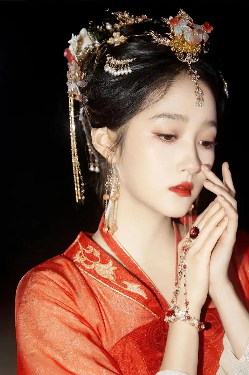 红衣胜雪,琵琶醉人,她,更迷人7715#关晓彤 #关晓彤红衣琵琶 - 抖