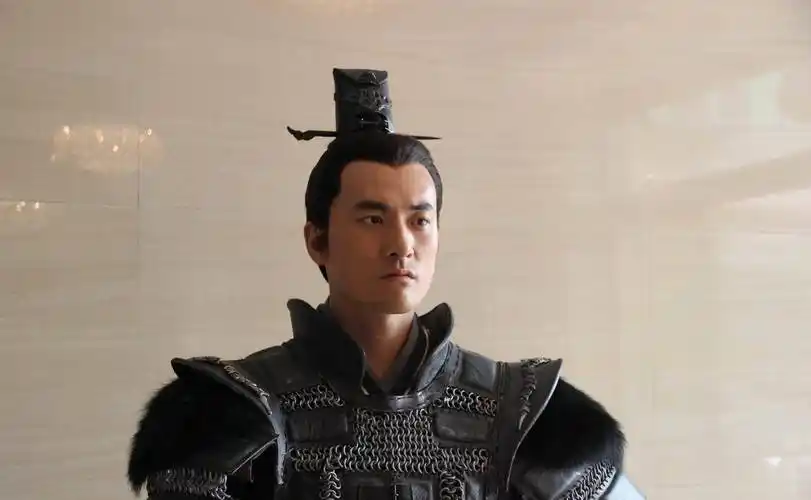 慢慢地也开始有人找他拍戏,在《大秦帝国之纵横》中饰演秦武王赢荡,他