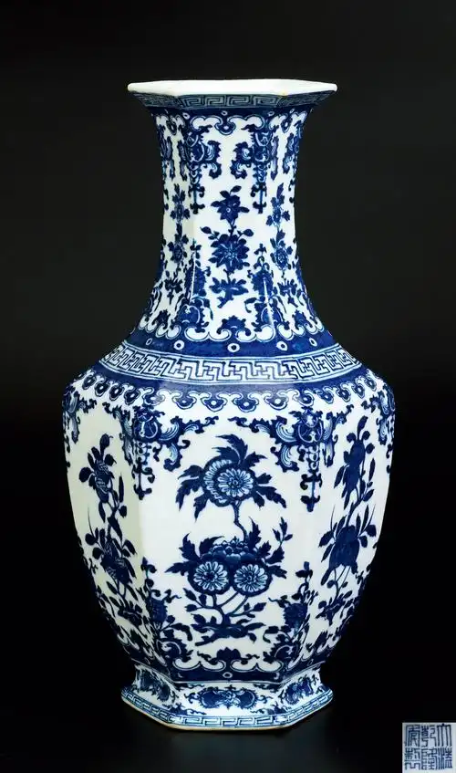 清乾隆 青花折枝花果纹六方瓶